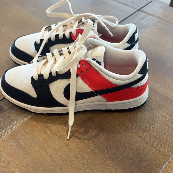 Nike Low Dunks SE Bright Crimson/Pale Ivory/Black - Picture 5 of 8